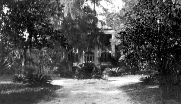 Sand and oyster shell driveway leading to the Call-Collins House from the south, ca. 1925. Photo courtesy State Archives of Florida, Florida Memory.
