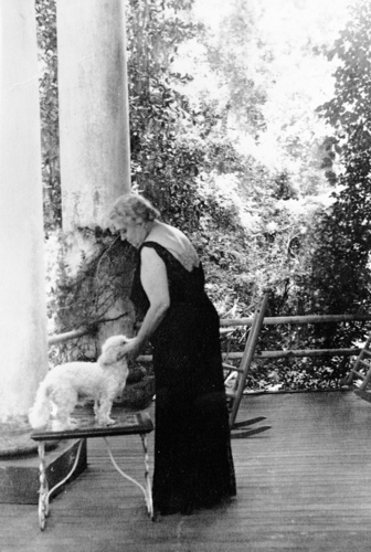 Reinette Long Hunt with her dog Diogenes, ca. 1930. Photo courtesy of Jane Aurell Menton.