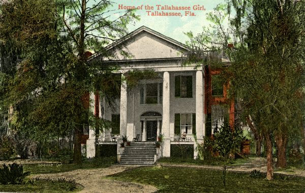 This early colorized postcard distributed in the early 1900s shows a circular driveway that was lined with oyster shells during Reinette Long Hunt's lifetime, the third owner of the property.